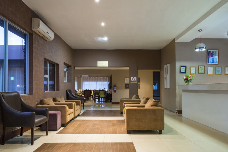 Kadoma Hotel & Conference Centre ภายนอก รูปภาพ