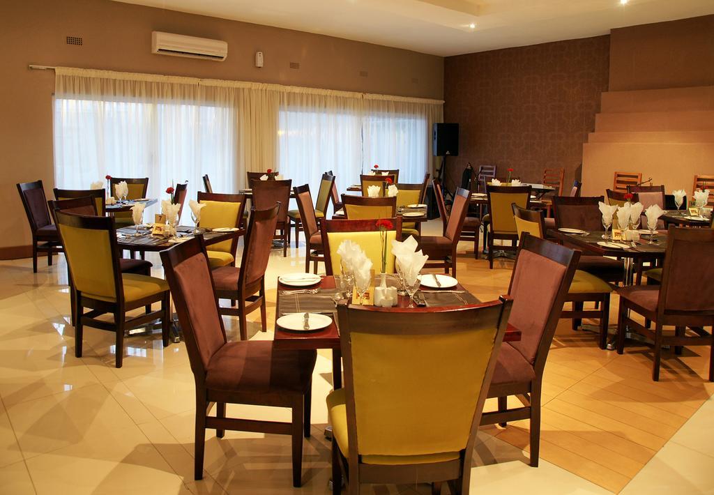 Kadoma Hotel & Conference Centre ภายนอก รูปภาพ