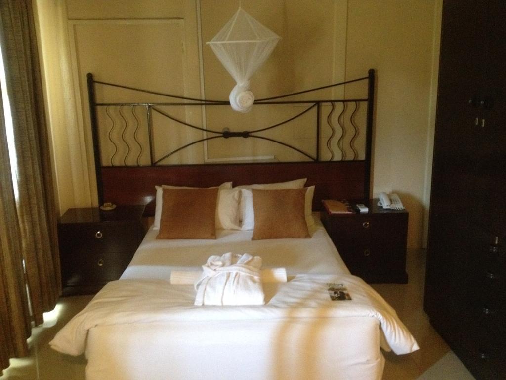 Kadoma Hotel & Conference Centre ภายนอก รูปภาพ