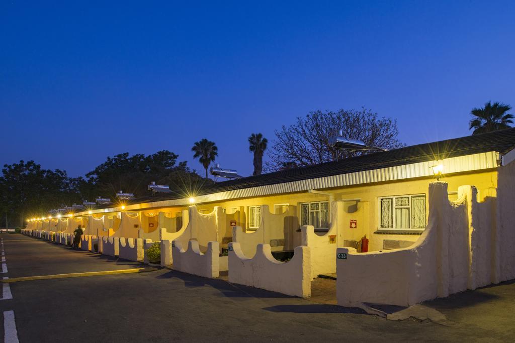 Kadoma Hotel & Conference Centre ภายนอก รูปภาพ