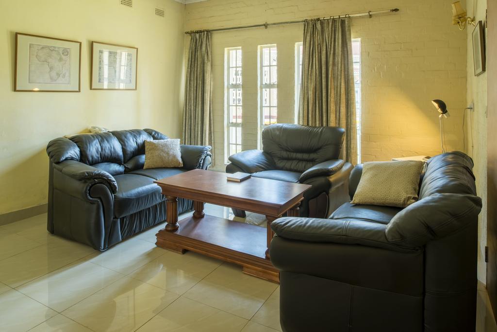 Kadoma Hotel & Conference Centre ภายนอก รูปภาพ
