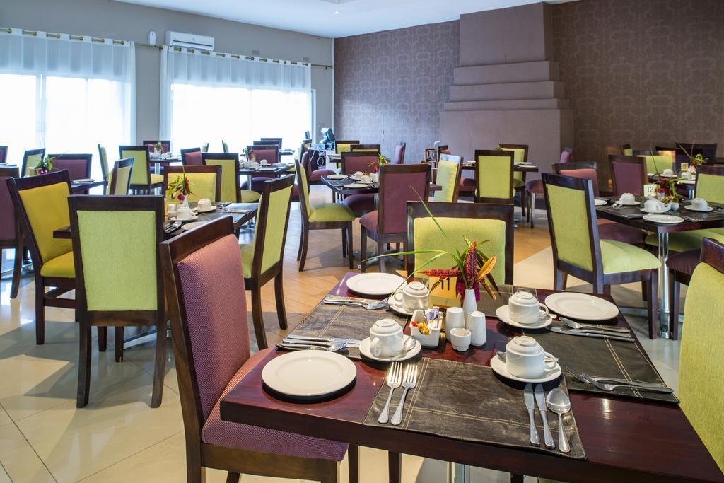 Kadoma Hotel & Conference Centre ภายนอก รูปภาพ